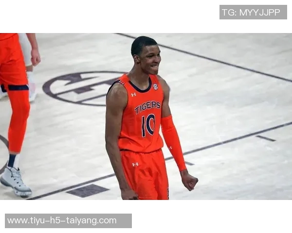 小贾巴里史密斯精彩反击轻松双手扣篮震撼全场展现超强实力